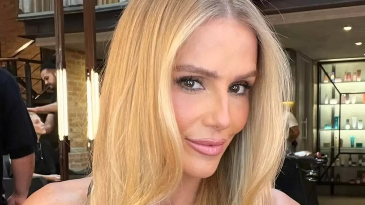 Pia na sala da Deborah Secco dá vazamento no andar de baixo e vizinho quer R$ 50 mil