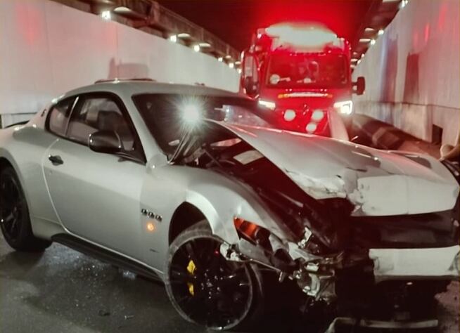 Motorista perde controle e bate carro importado em túnel na zona sul do Rio