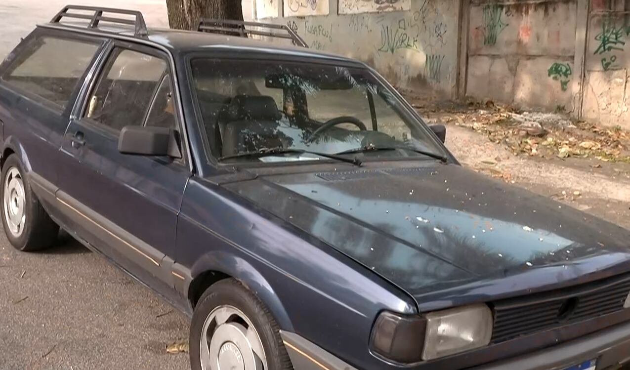 Carro roubado no Rio é abandonado minutos após reportagem
