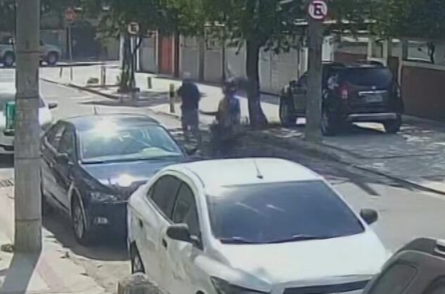 Vídeo flagra momento em que ladrão atira contra vítima em Olaria, no Rio