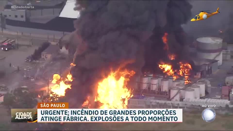 Incêndio de grandes proporções atinge indústria química em Itaquaquecetuba (SP)
