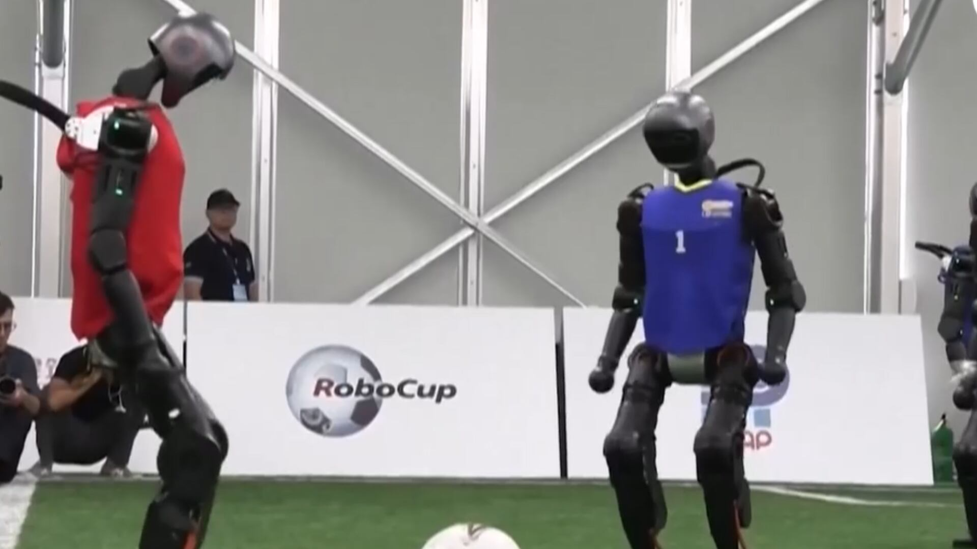 Robôs humanoides treinam futebol para a disputa do primeiro campeonato mundial da categoria