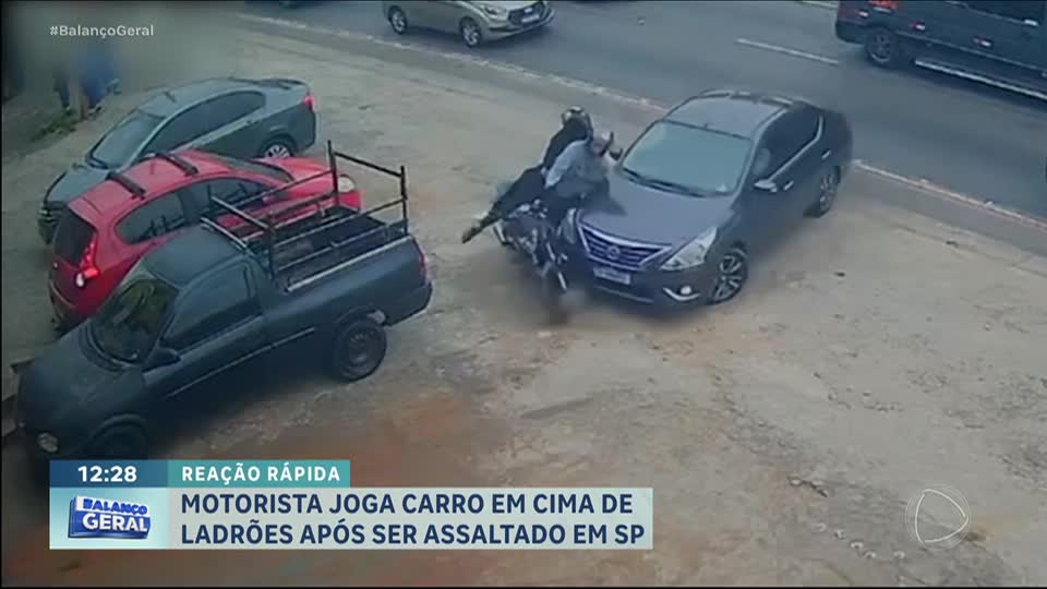 Motorista avança com o carro e derruba assaltantes de moto na zona sul de São Paulo
