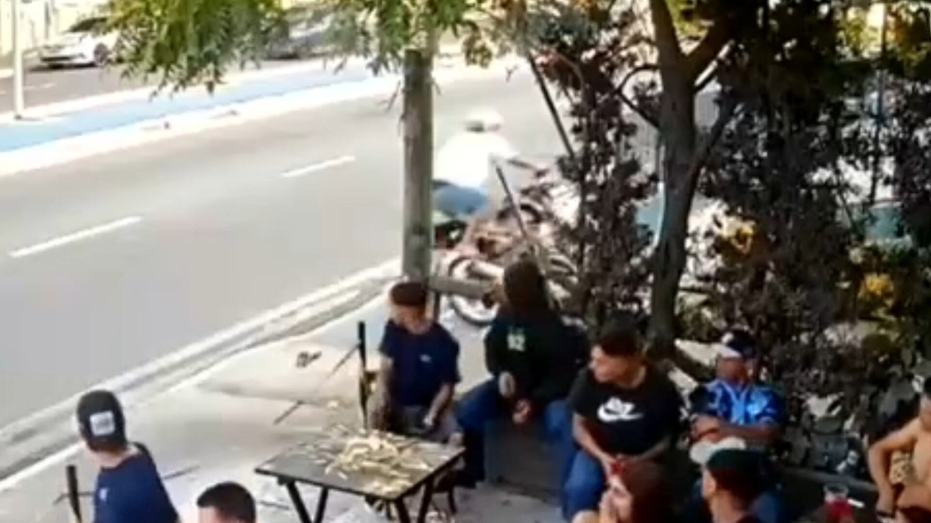 Motociclista perde o controle ao empinar moto e bate em mureta de loja em Carapicuíba (SP)