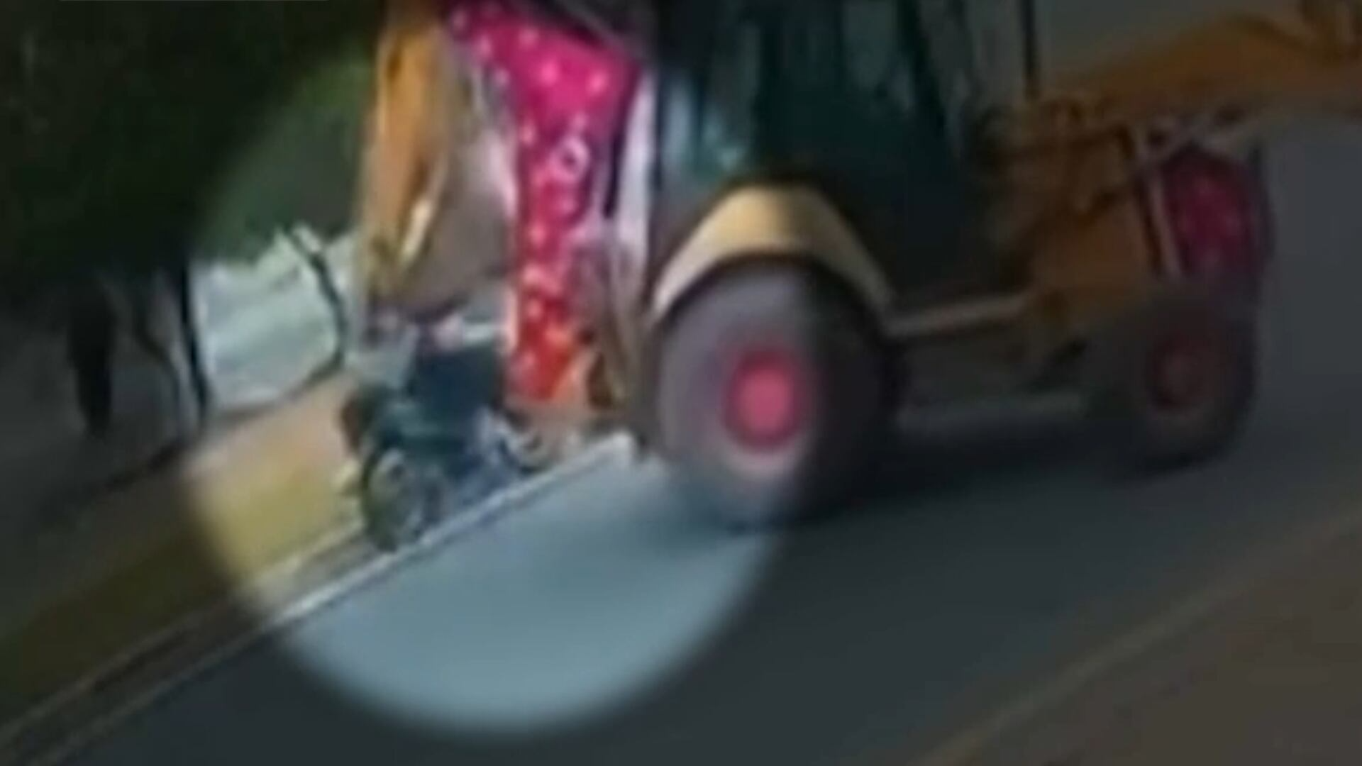 Motociclista morre após colisão com retroescavadeira em Guarulhos (SP)