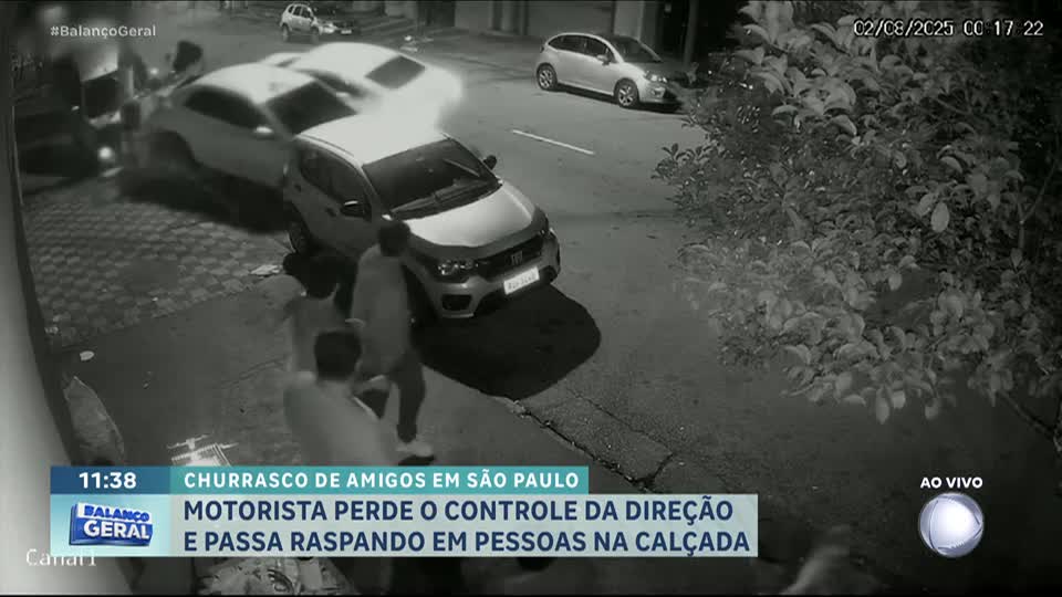Motorista perde o controle e bate em carro perto de grupo de amigos em São Paulo