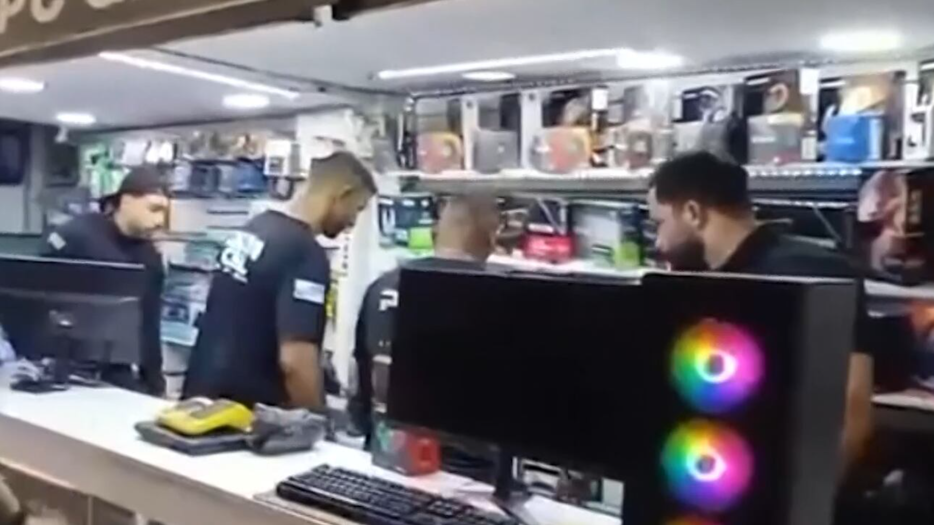 Polícia Civil combate receptação de eletrônicos roubados em mercado popular de Nova Iguaçu