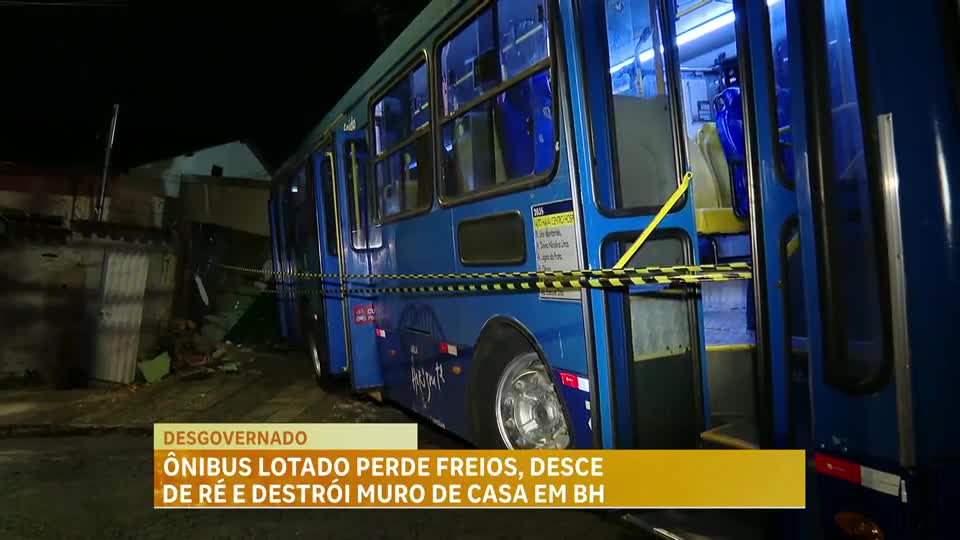 Ônibus lotado perde freios, desce de ré e destrói muro de casa em BH