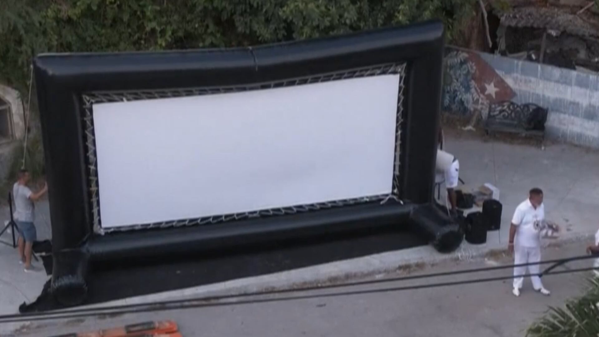 Cinema inflável leva cultura a bairro humilde em Cuba