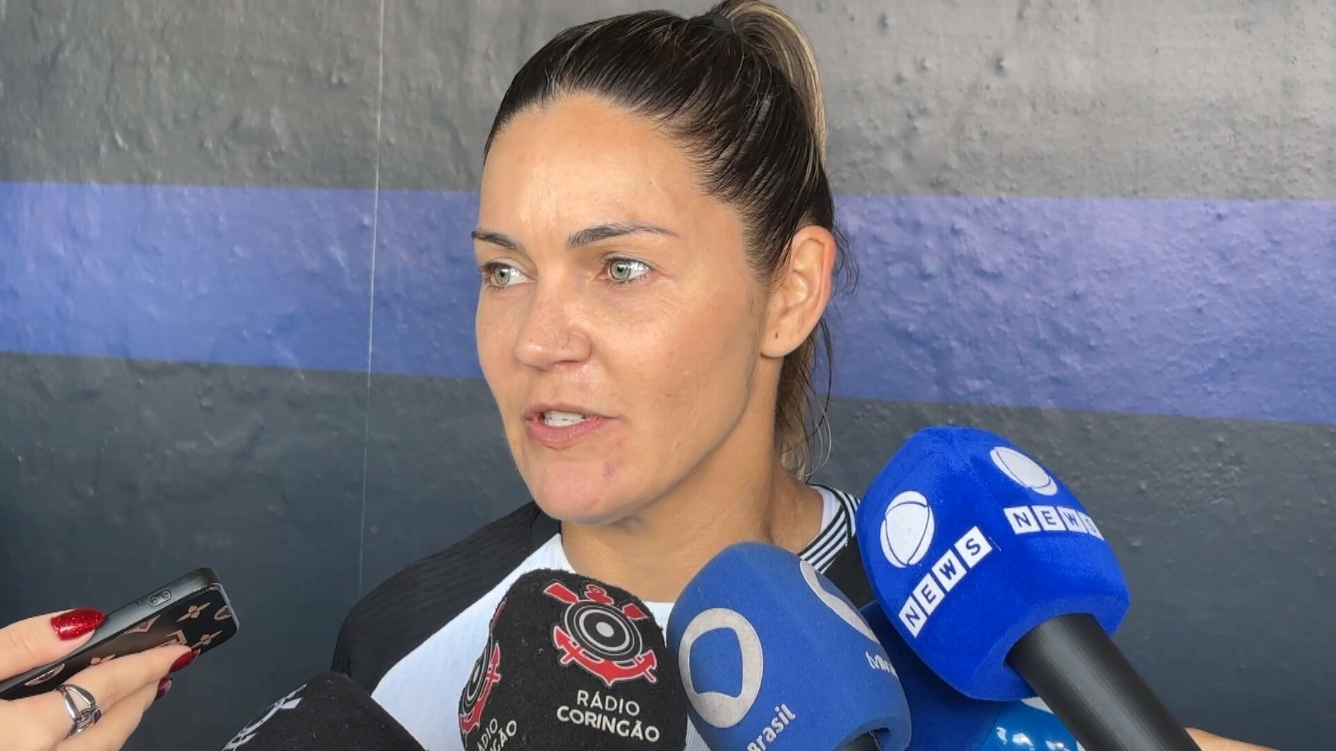 Gabi Zanotti lamenta situação do gramado da Fazendinha: ‘Prejudica ambas as equipes’