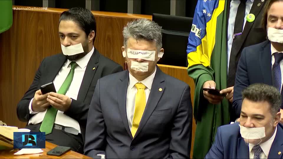 Oposição ocupa mesas da Câmara e do Senado em protesto pela prisão domiciliar de Jair Bolsonaro