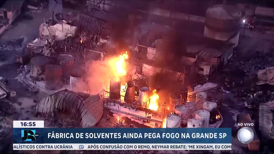Fábrica de solventes segue em chamas um dia após incêndio em Itaquaquecetuba (SP)