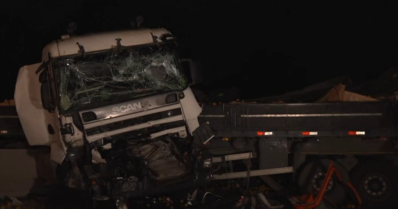 Colisão entre duas carretas deixa motorista ferido e interdita pista da Via Dutra em Queimados (RJ)
