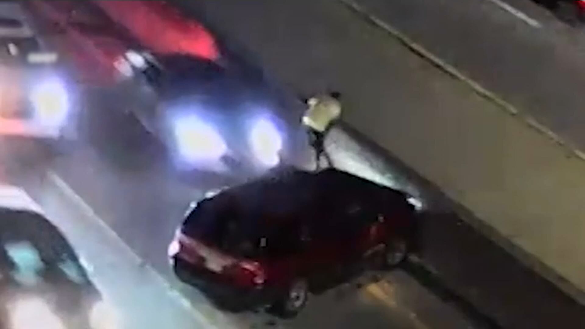 Carro quebra no meio de rodovia e quase provoca grave acidente nos EUA