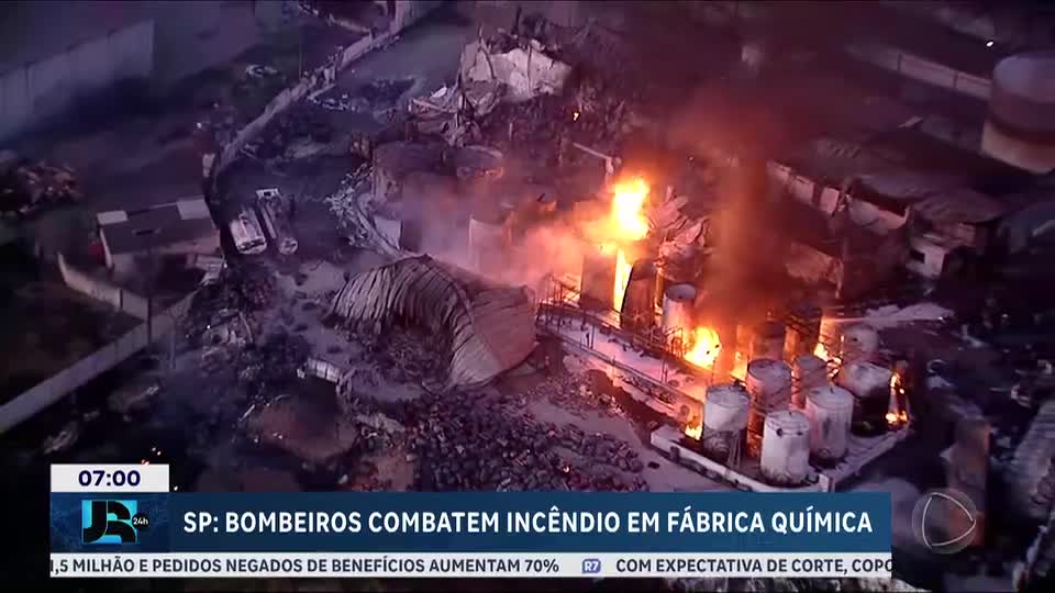 Bombeiros seguem combatendo incêndio em fábrica química de Itaquaquecetuba, na Grande São Paulo