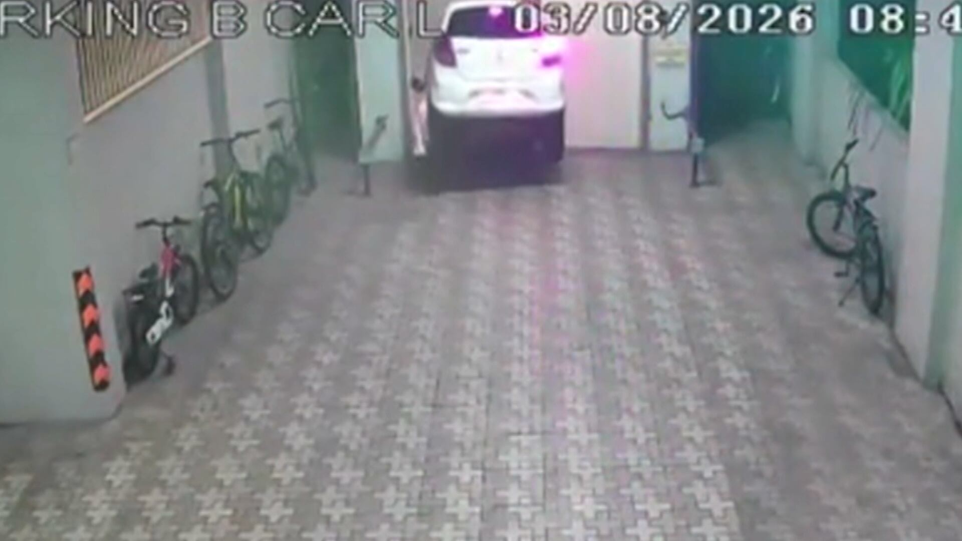Acidente assustador deixa motorista ferido na Índia