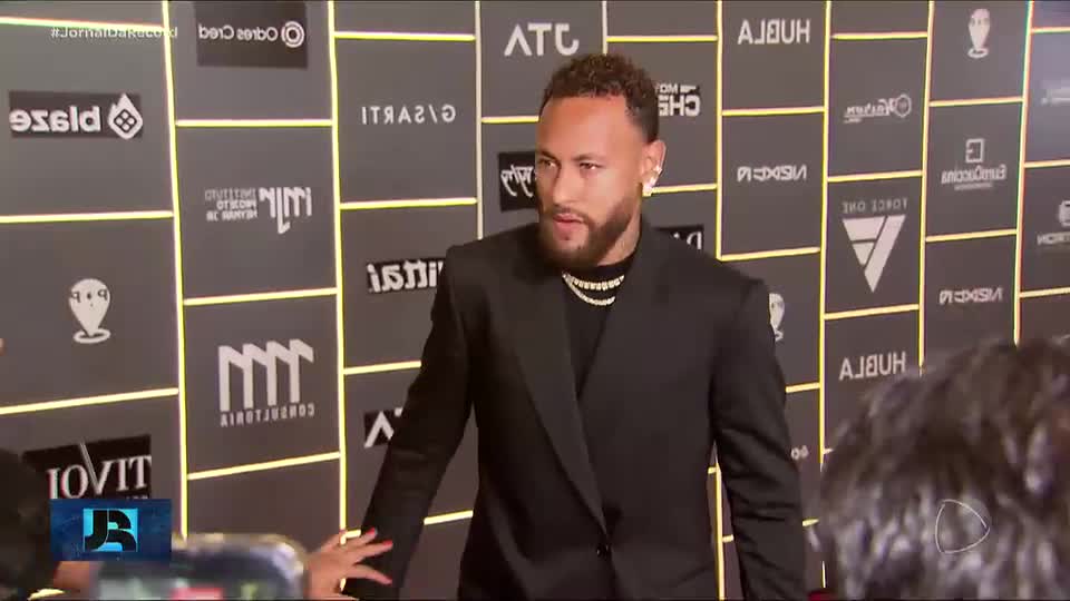 Pai de Neymar acredita que o filho jogará por mais anos, mas craque do Santos não sabe se continua