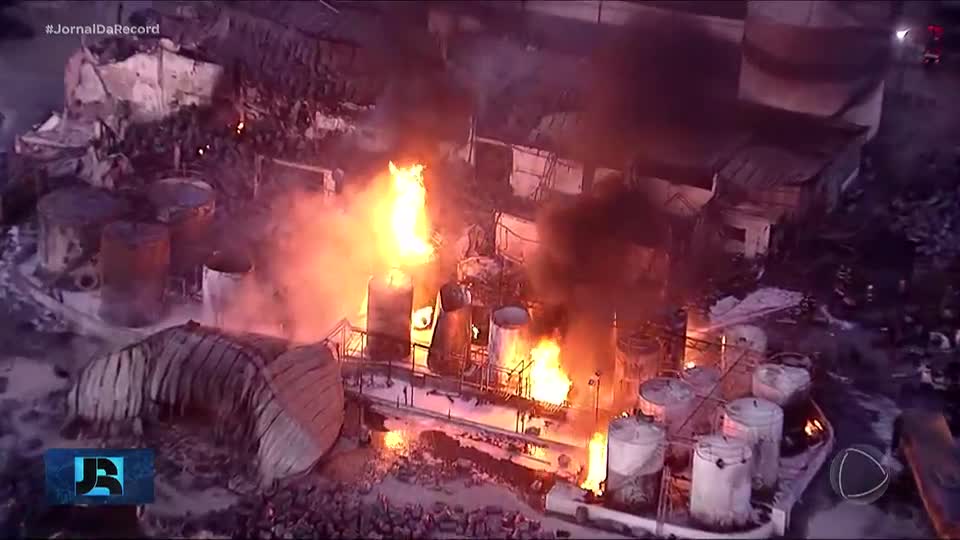 Incêndio em fábrica de solventes na Grande SP mantém moradores fora de casa por risco de explosões