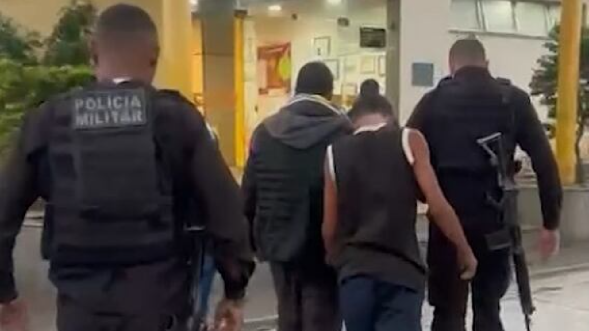 Dois criminosos são mortos e outros cinco são presos em operação da PM no morro do Urubu
