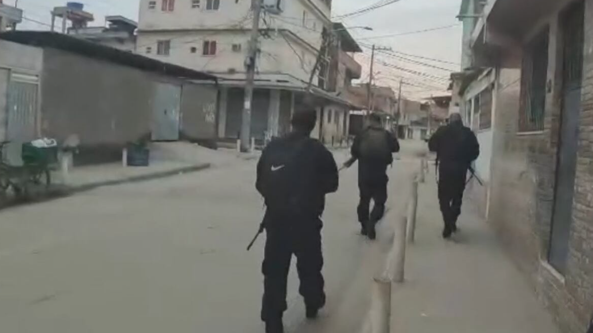 Polícia Militar realiza operação contra roubo de cargas e veículos na comunidade do Acari
