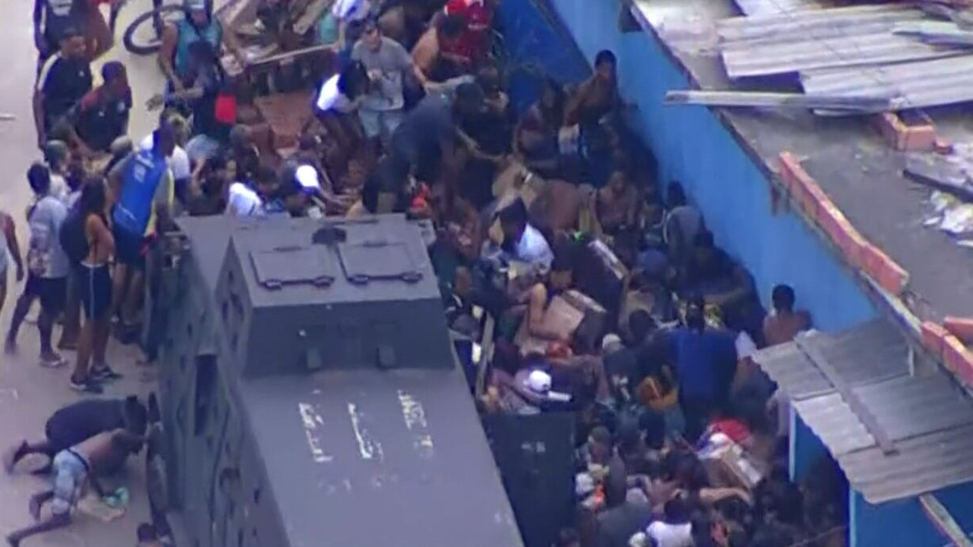 Carga de carne é saqueada por moradores no Complexo da Pedreira após roubo de carreta