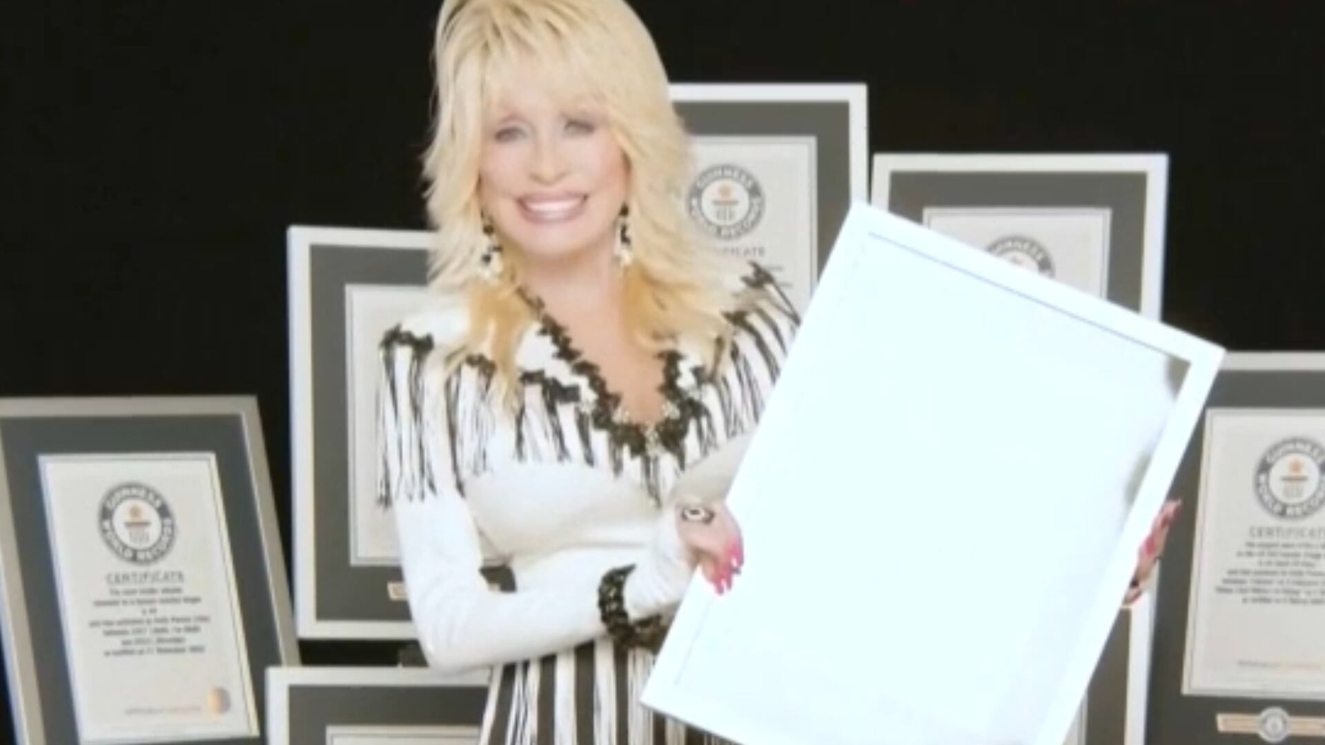 Dolly Parton é reconhecida como ícone cultural pelo Guinness Book