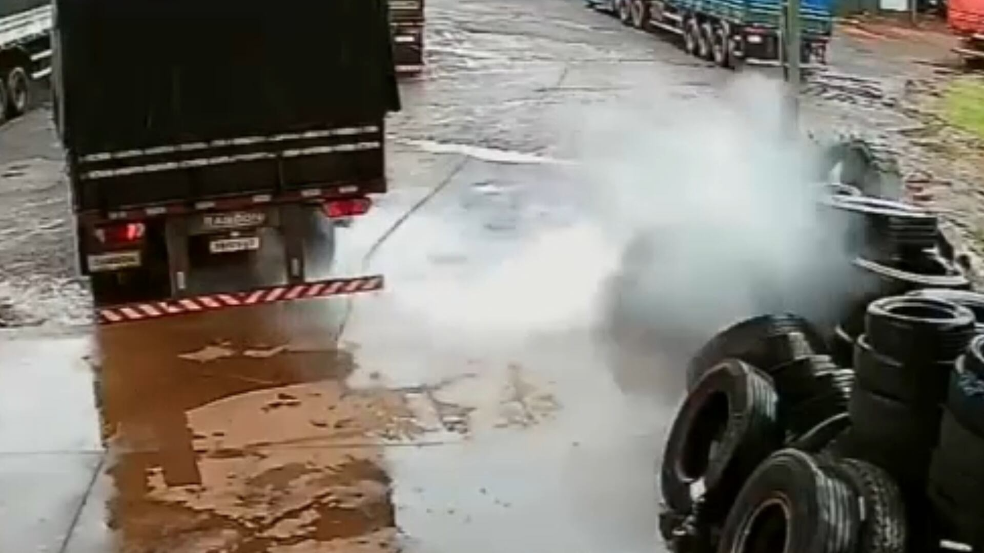 Pneu explode em borracharia e por pouco não atinge caminhoneiro no interior do Paraná