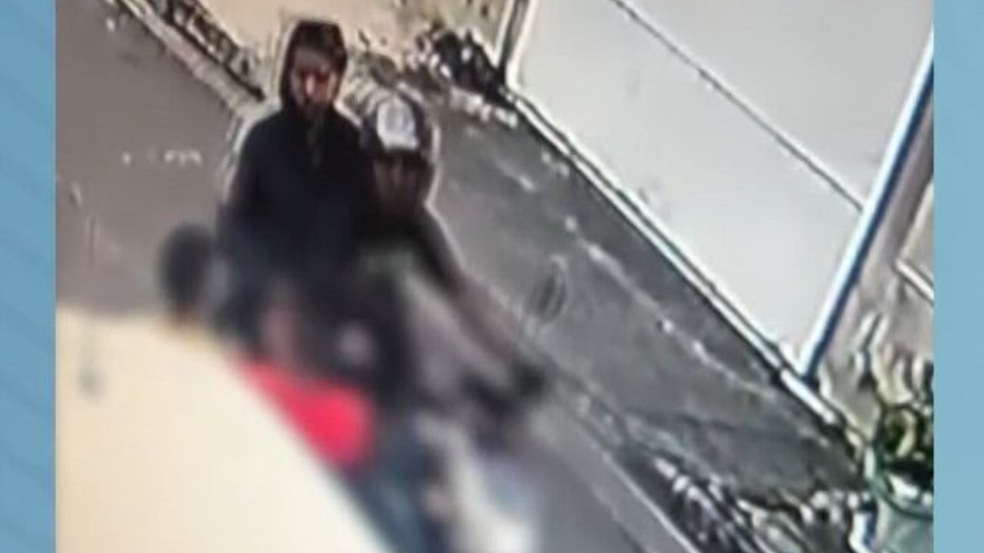 VÍDEO: Criminosos assaltam duas crianças que brincavam na porta de casa no Rio
