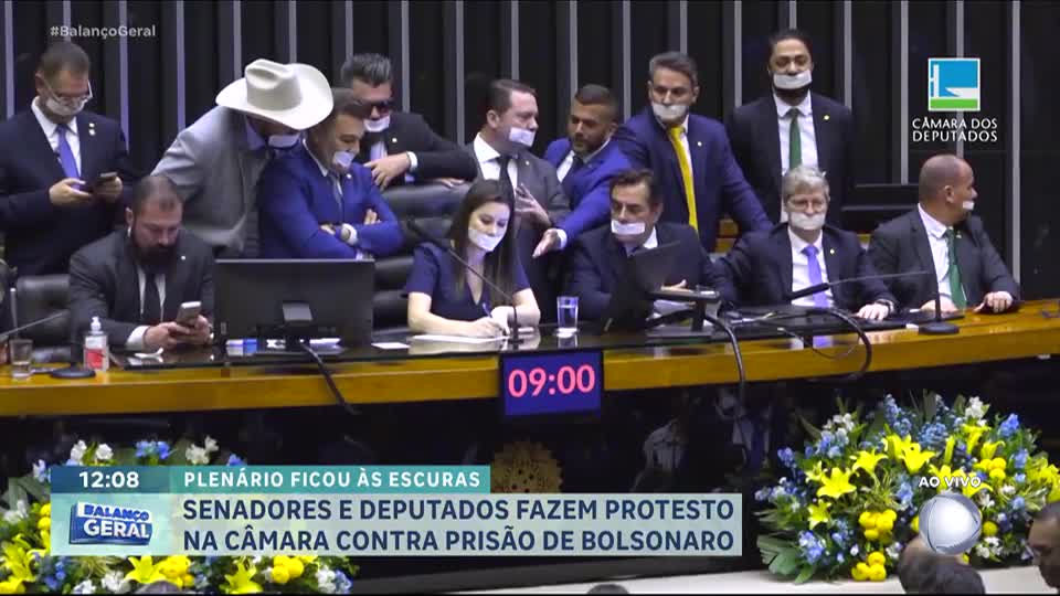 Senadores e deputados fazem protesto na Câmara contra a prisão domiciliar de Jair Bolsonaro
