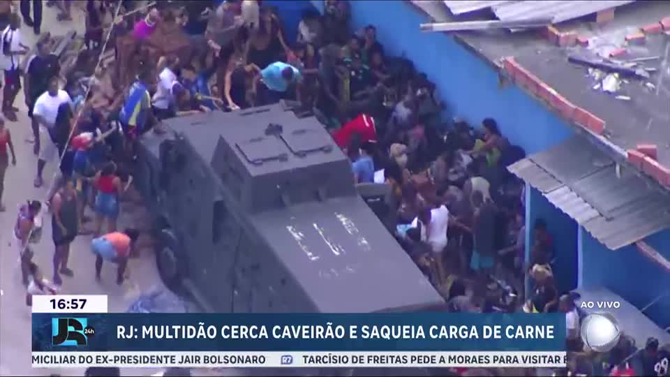 Multidão cerca blindado da polícia e saqueia carga de carne no Rio de Janeiro