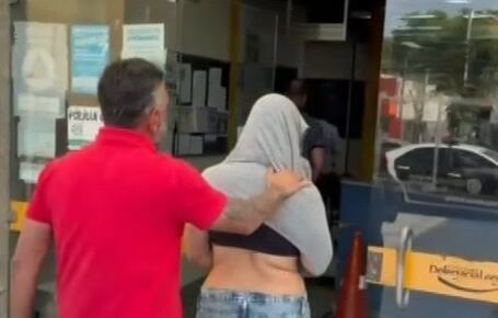 Mulher é presa por agredir e atacar idosa de 77 anos com cabo de vassoura no Rio