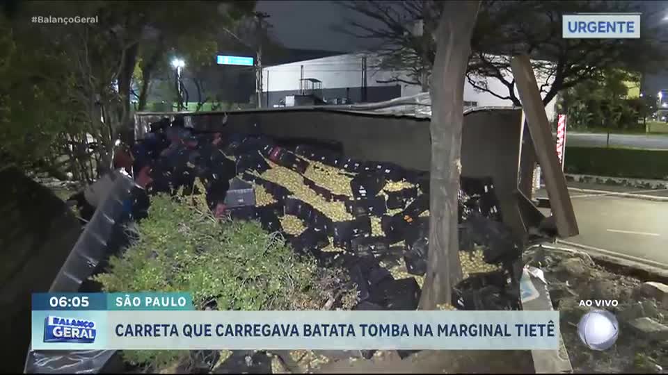 Carreta com 20 toneladas de batatas tomba na Marginal Tietê e causa interdição
