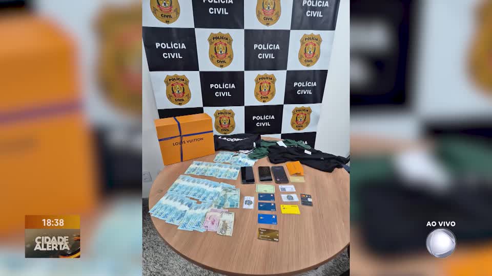 Polícia prende casal suspeito de usar cartões falsos em shoppings do DF