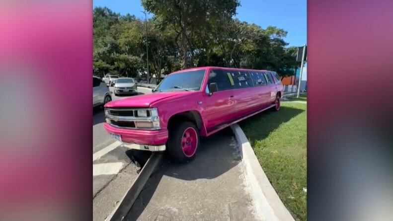 Passeio de luxo termina em acidente com limousine rosa em São Paulo