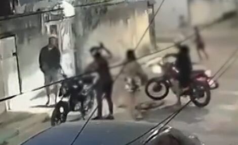 VÍDEO: Motociclista de app e passageira são assaltados por criminosos em Nova Iguaçu (RJ)