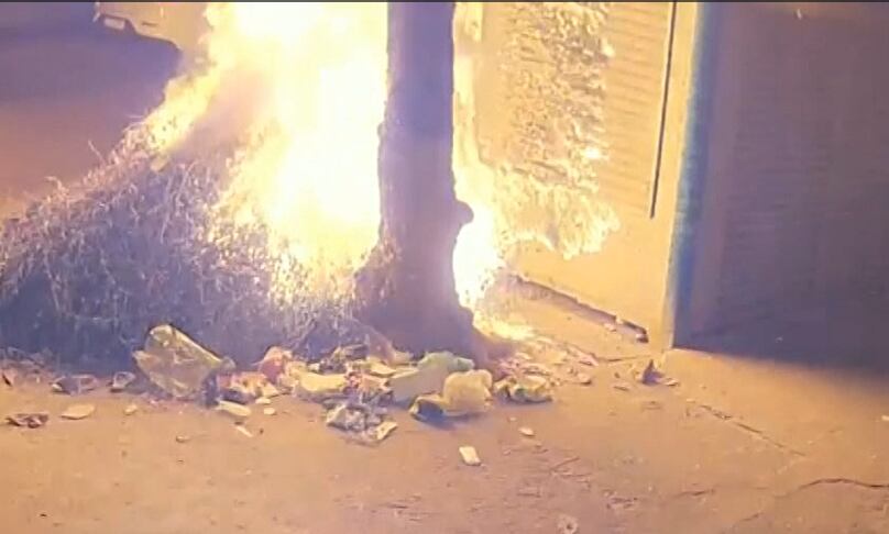 Banca de jornal é destruída por incêndio após homem atear fogo em lixo e folhas no Rio