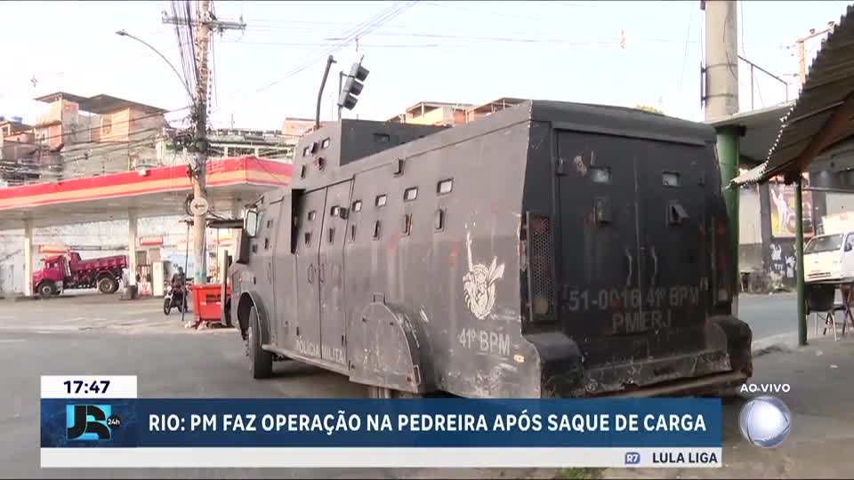 Após saque de carga de carne, PM faz operação no Complexo da Pedreira, no Rio