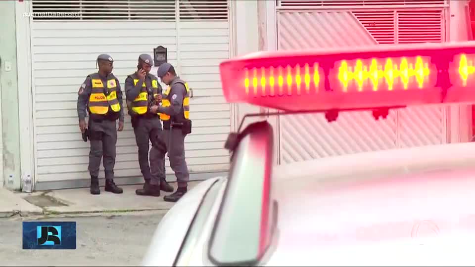 Polícia procura por assassinos de homem baleado na porta de casa de São Paulo