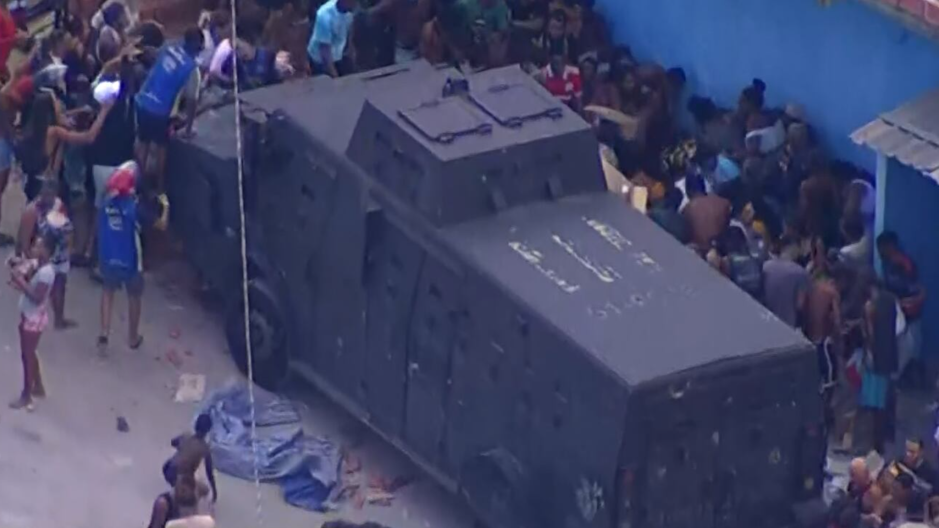 Blindado da PM não consegue impedir multidão de saquear carga de carne no Complexo da Pedreira