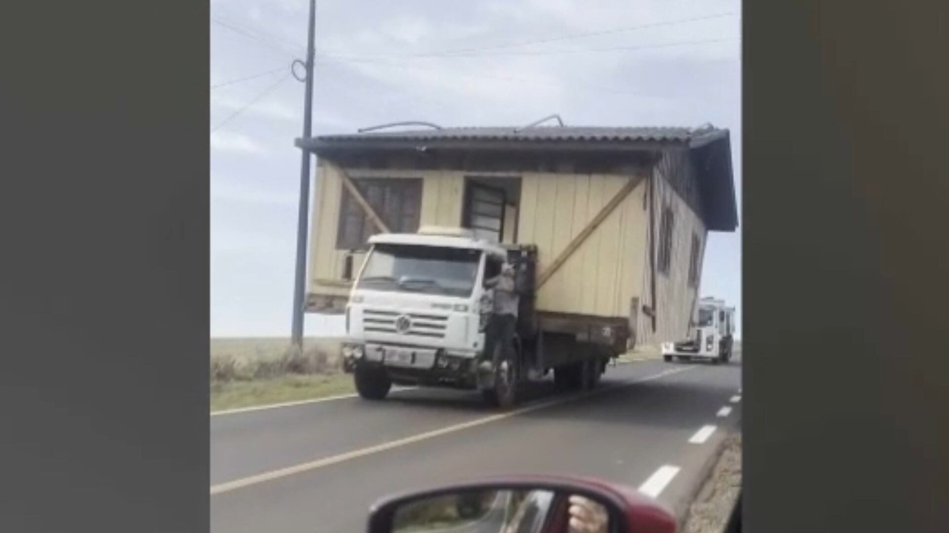 Caminhoneiro é flagrado transportando casa de madeira como se fosse carga