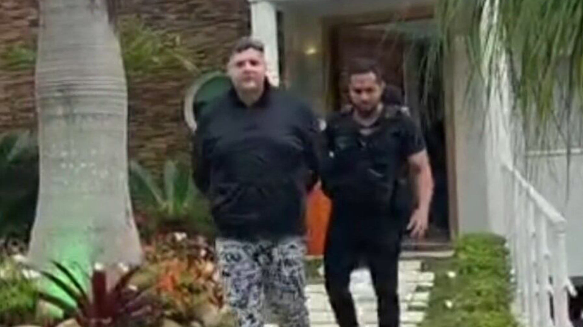 Influenciador Maumau é preso após arma ser encontrada durante operação contra jogos de azar