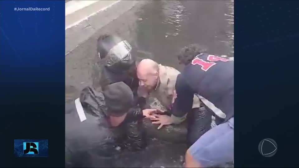 Idoso é arrastado por correnteza durante temporal em Santos (SP)
