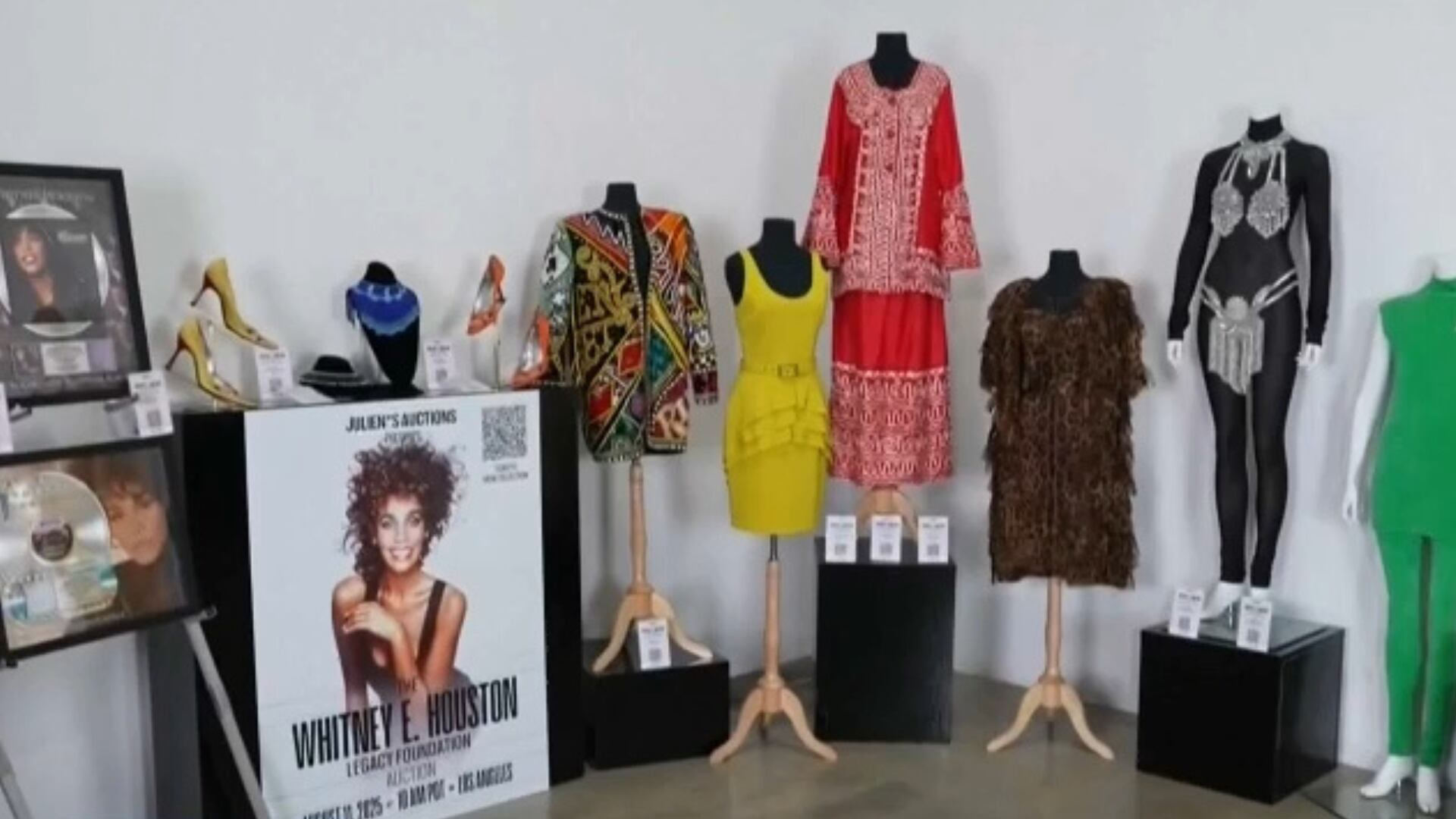 Voz de uma geração: itens raros da cantora Whitney Houston vão a leilão nos Estados Unidos