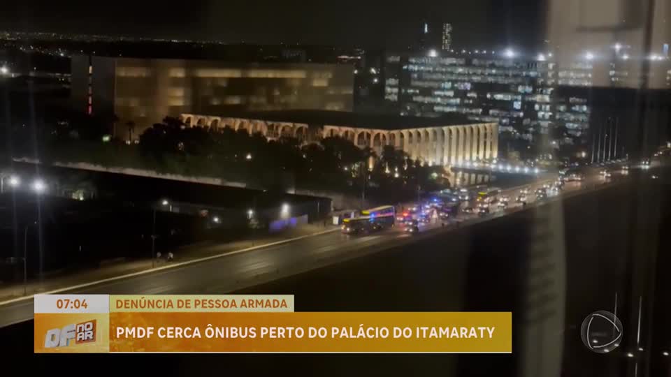 Polícia Militar do DF cerca ônibus próximo ao Palácio do Itamaraty