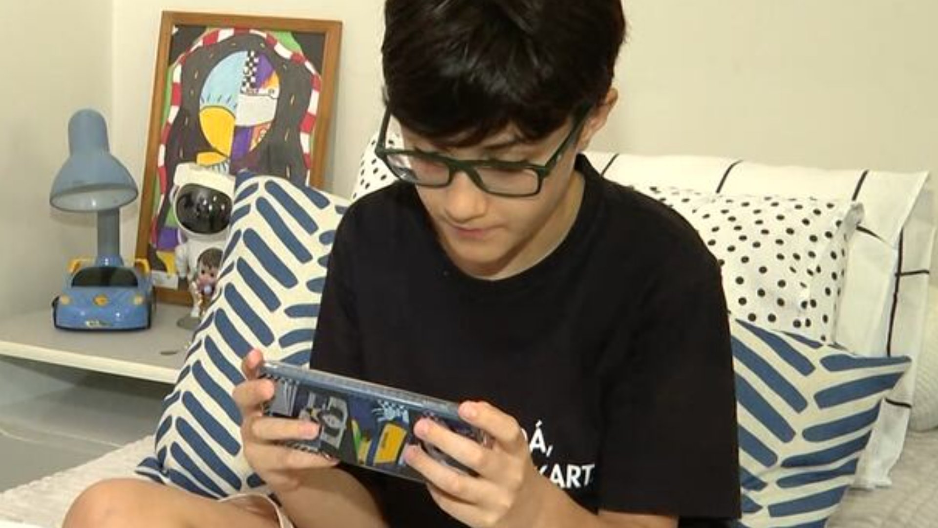 Uso excessivo de telas entre crianças e adolescentes gera preocupação