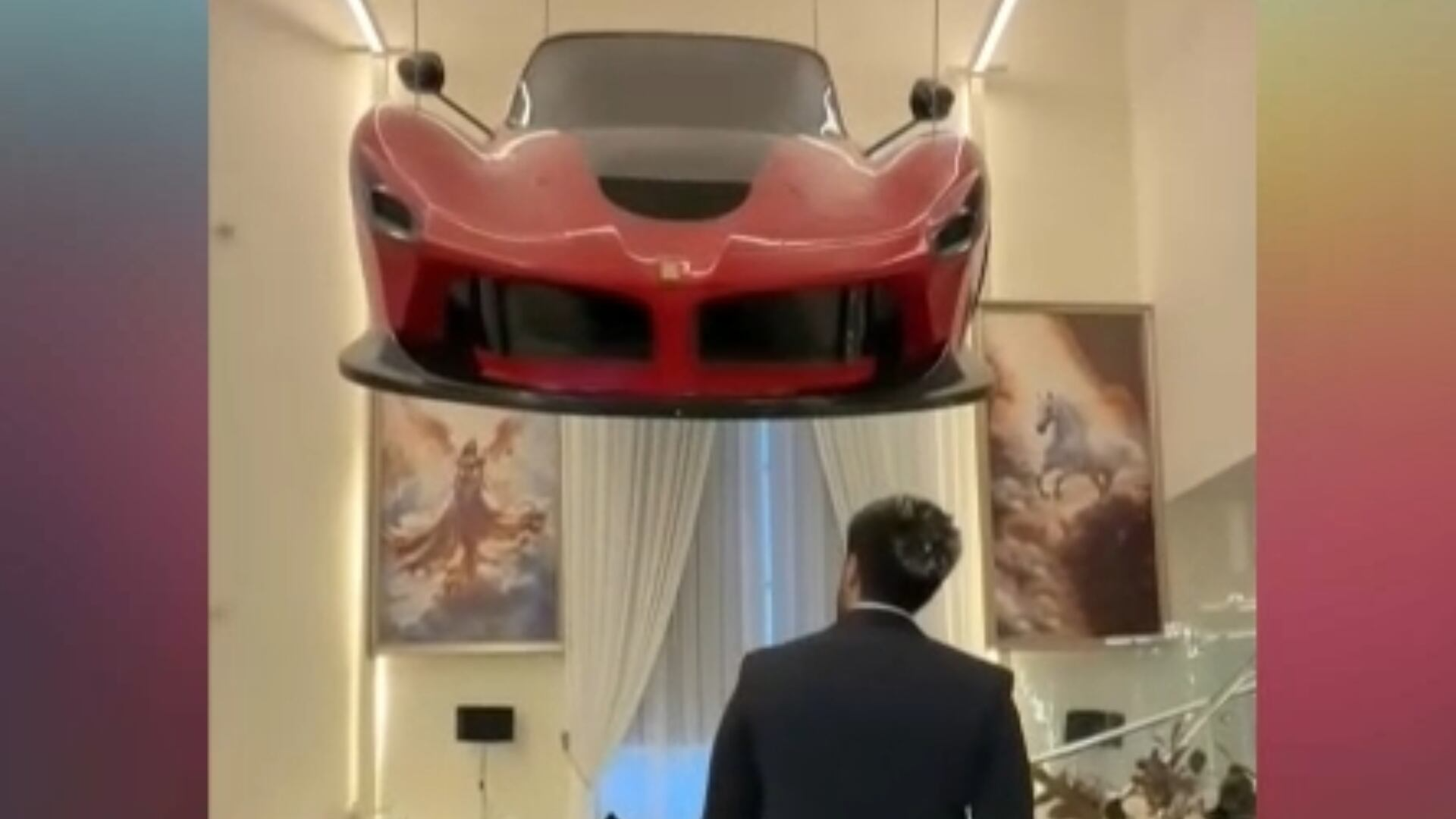 Iluminação de luxo: influenciador viraliza ao decorar casa com carro pendurado como lustre