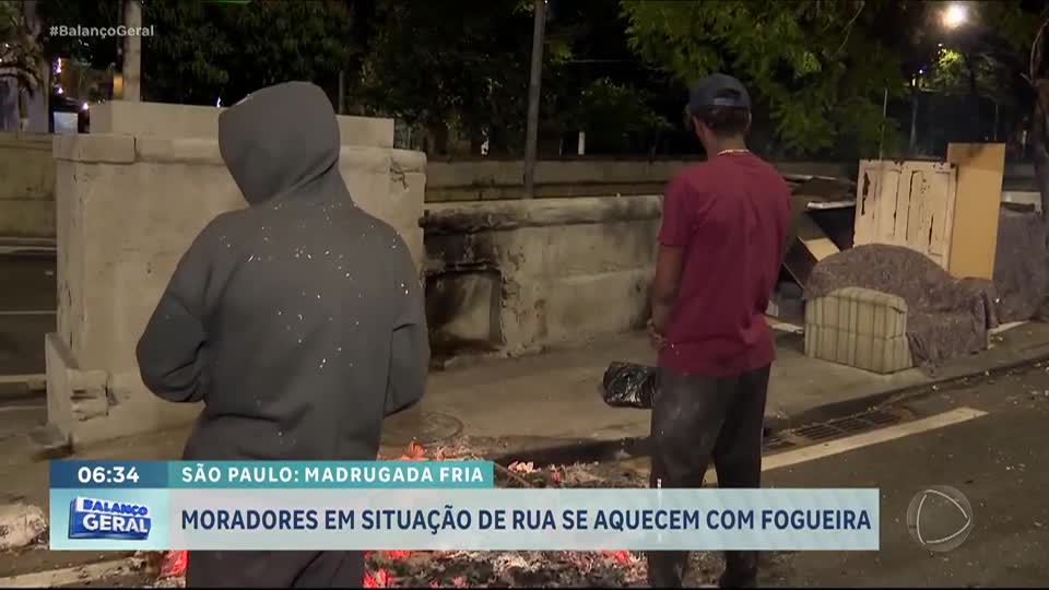 Pessoas em situação de rua usam fogueira para tentar se proteger do frio em SP