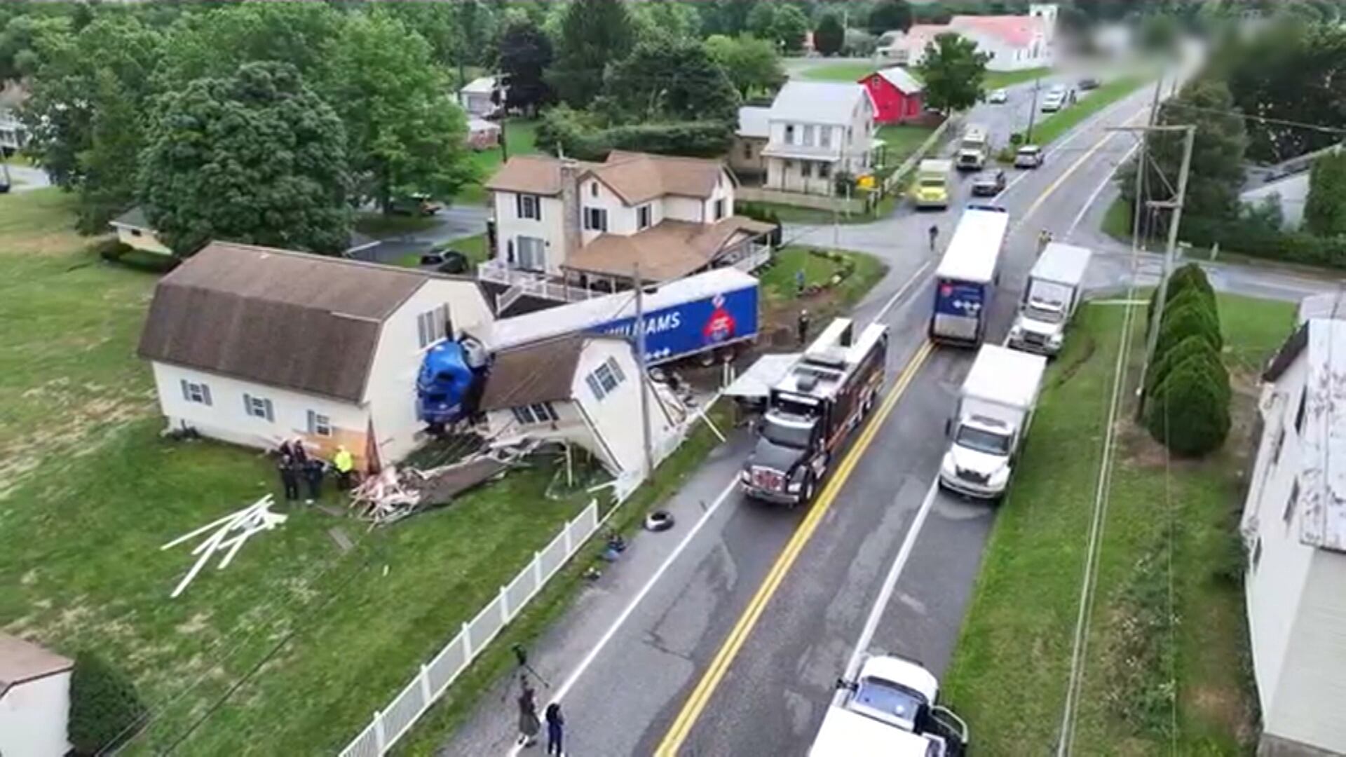 Caminhão destrói garagem nos EUA após se envolver em acidente de trânsito