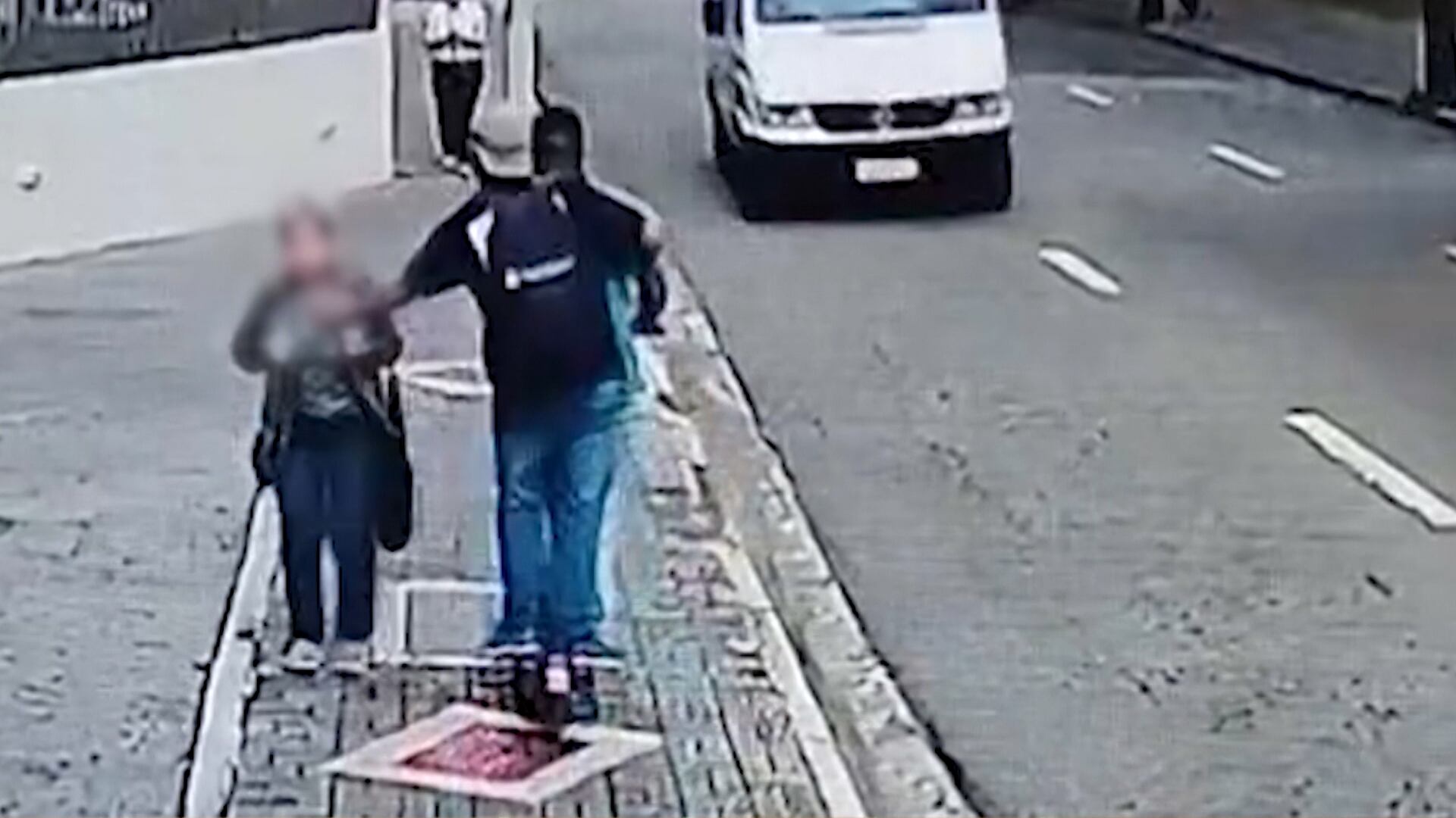 Ladrão de patinete tenta roubar bolsa e derruba idosa