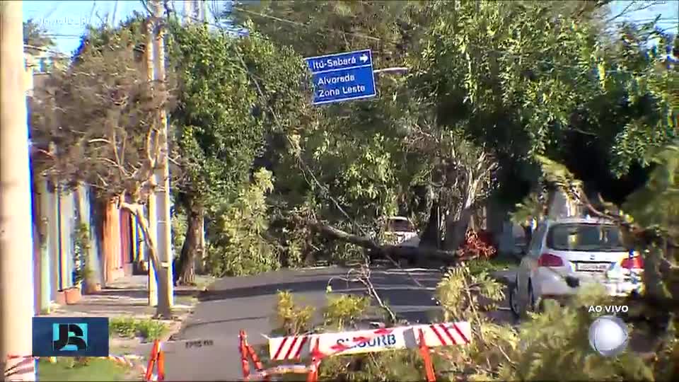 Ciclone-bomba atinge 118 municípios e deixa rastro de destruição no RS